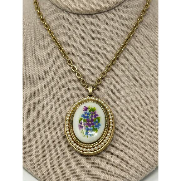 Vintage Avon Gold Tone Locket Necklace - Picture 8 of 9